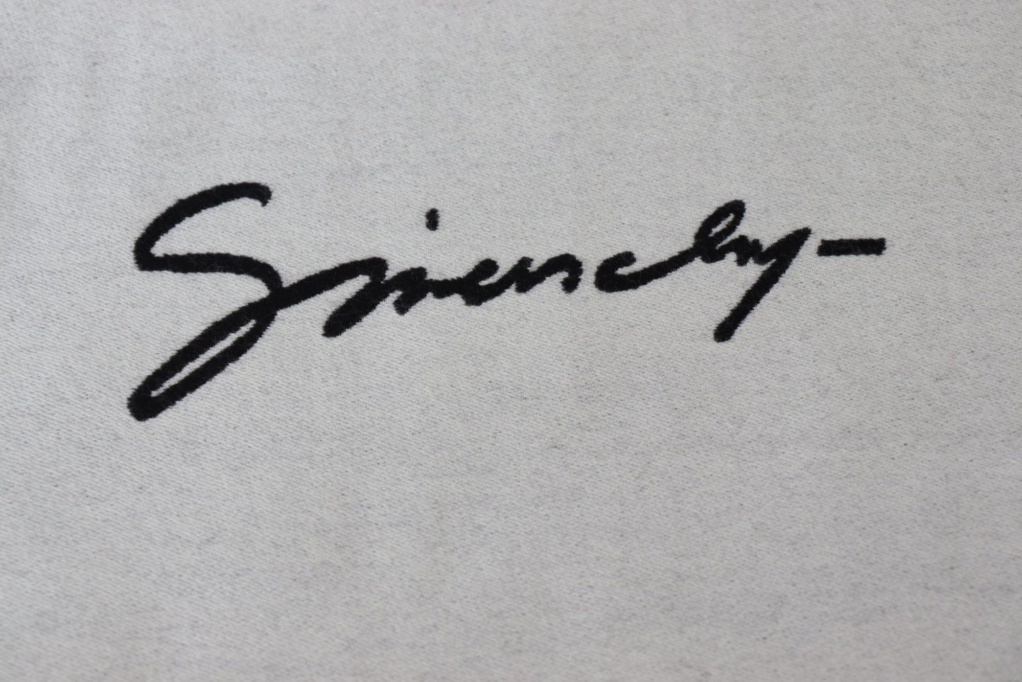 Écharpe élégante en laine et soie mélangées monochromes Givenchy