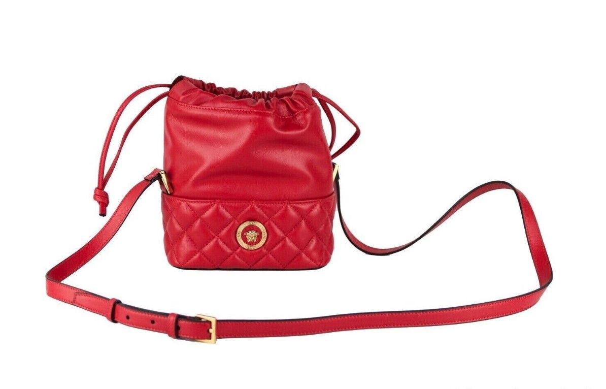 Sac à main seau à bandoulière en cuir matelassé rouge Versace avec cordon de serrage