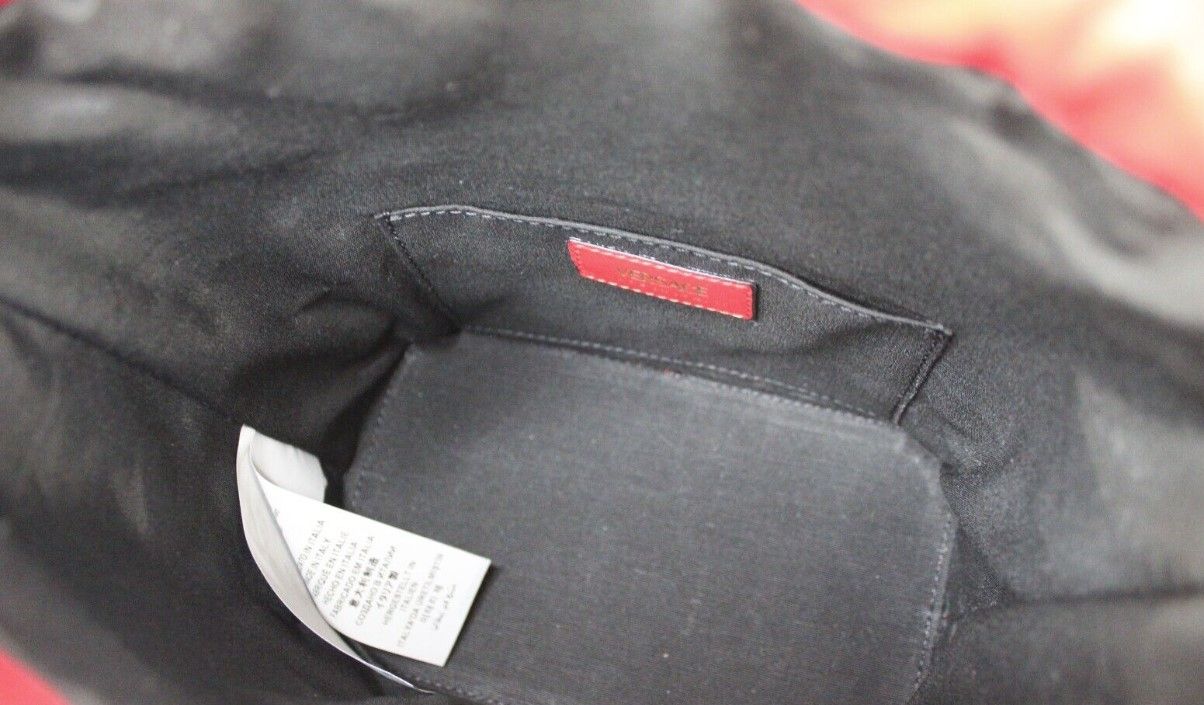 Sac à main seau à bandoulière en cuir matelassé rouge Versace avec cordon de serrage