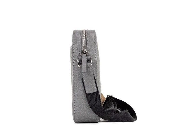 Petit sac à main bandoulière Burberry Thornton en cuir grainé gris avec logo en relief