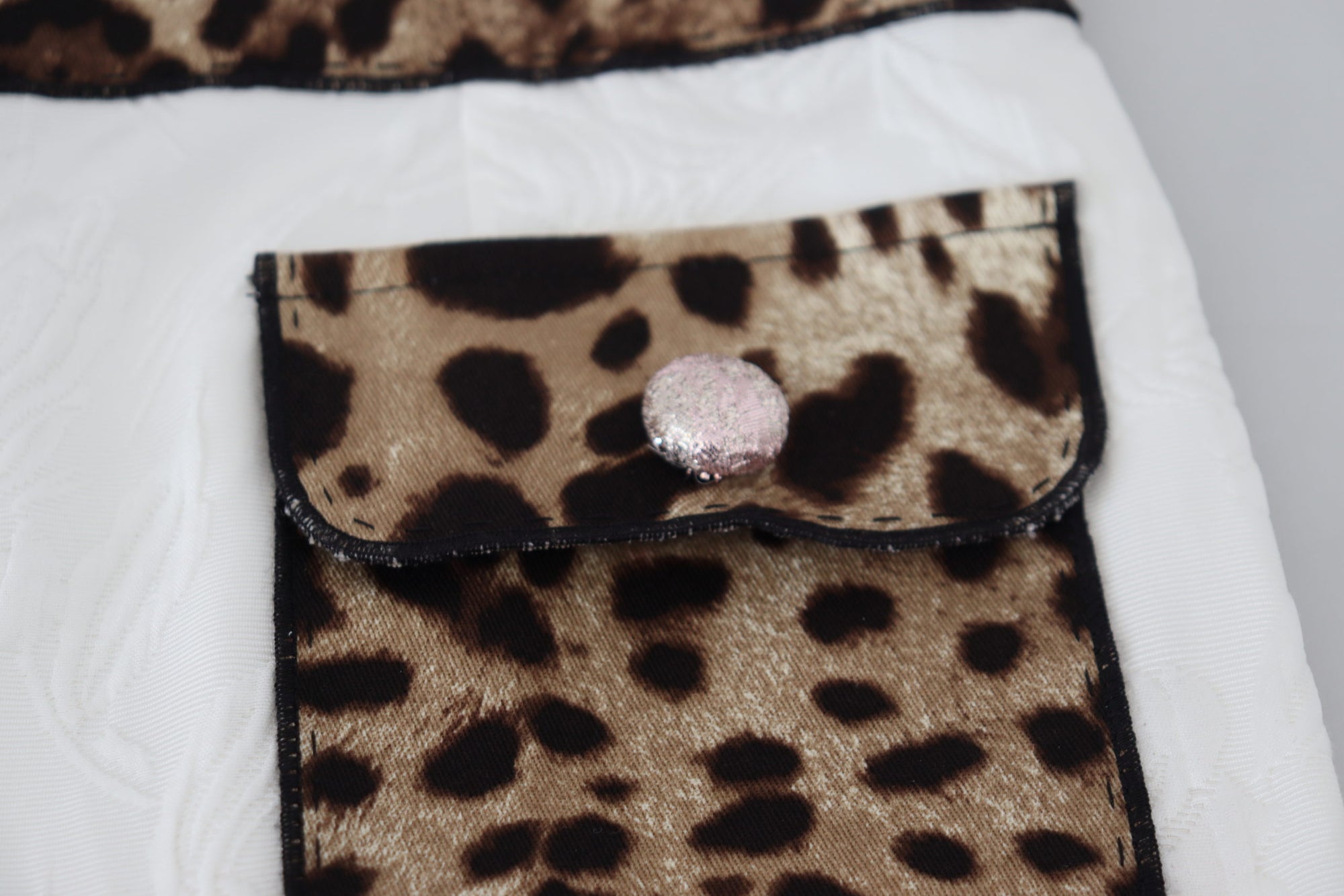 Dolce &amp; Gabbana Elegant Leopard Print Pants for Sophisticated Style