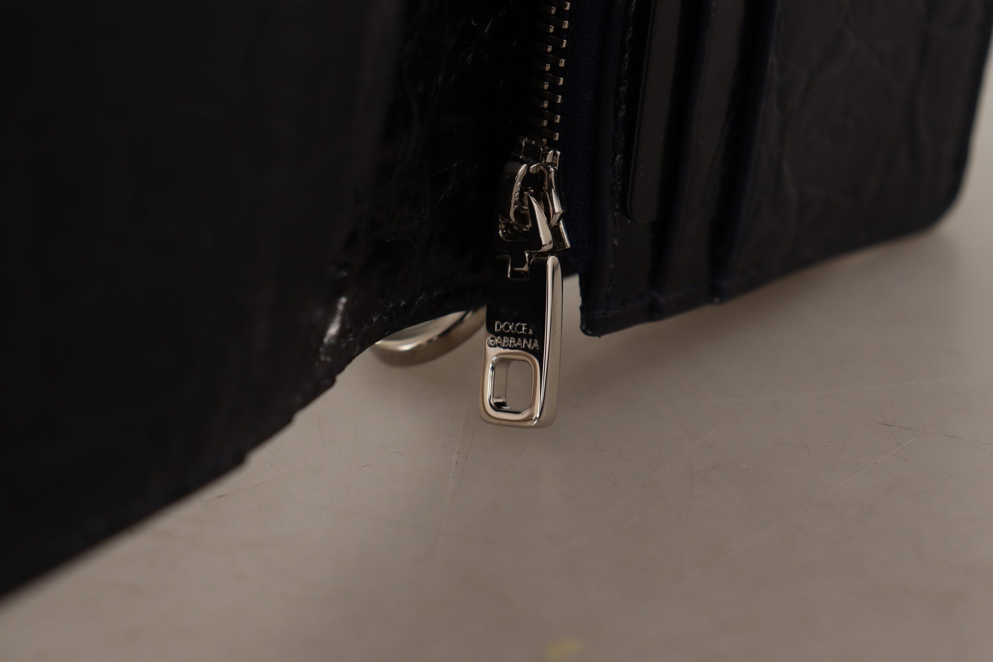 Portefeuille à deux volets en cuir exotique bleu Dolce & Gabbana avec sangle
