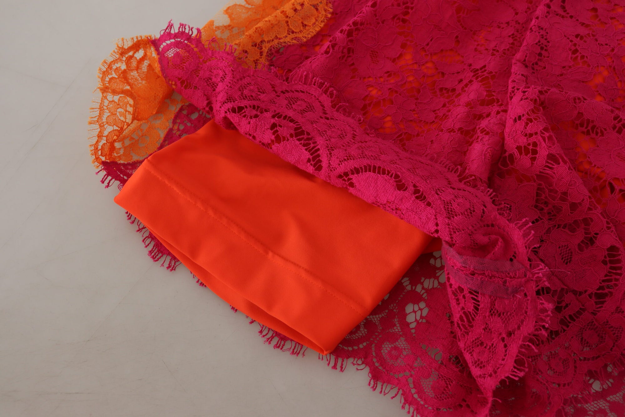 Short taille haute élégant en dentelle bicolore Dolce &amp; Gabbana