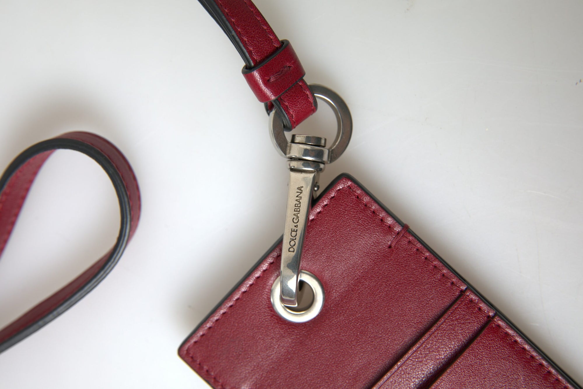 Porte-cartes élégant en cuir rouge Dolce & Gabbana avec cordon