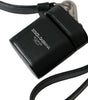 Étui pour Airpods Dolce &amp; Gabbana avec bracelet en cuir noir et logo en métal argenté imprimé