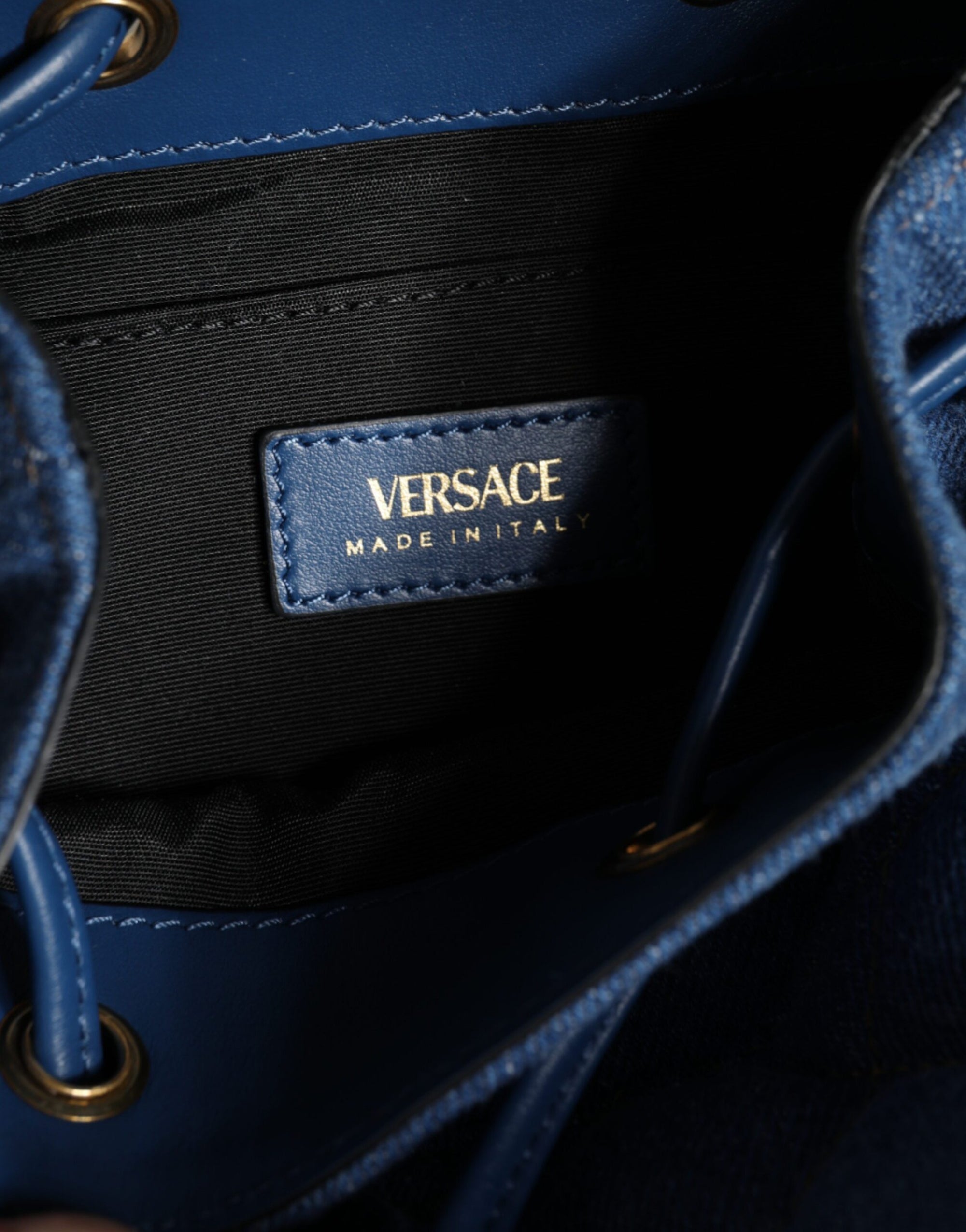 Sac bandoulière en cuir denim matelassé bleu Versace