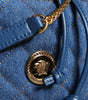 Sac bandoulière en cuir denim matelassé bleu Versace