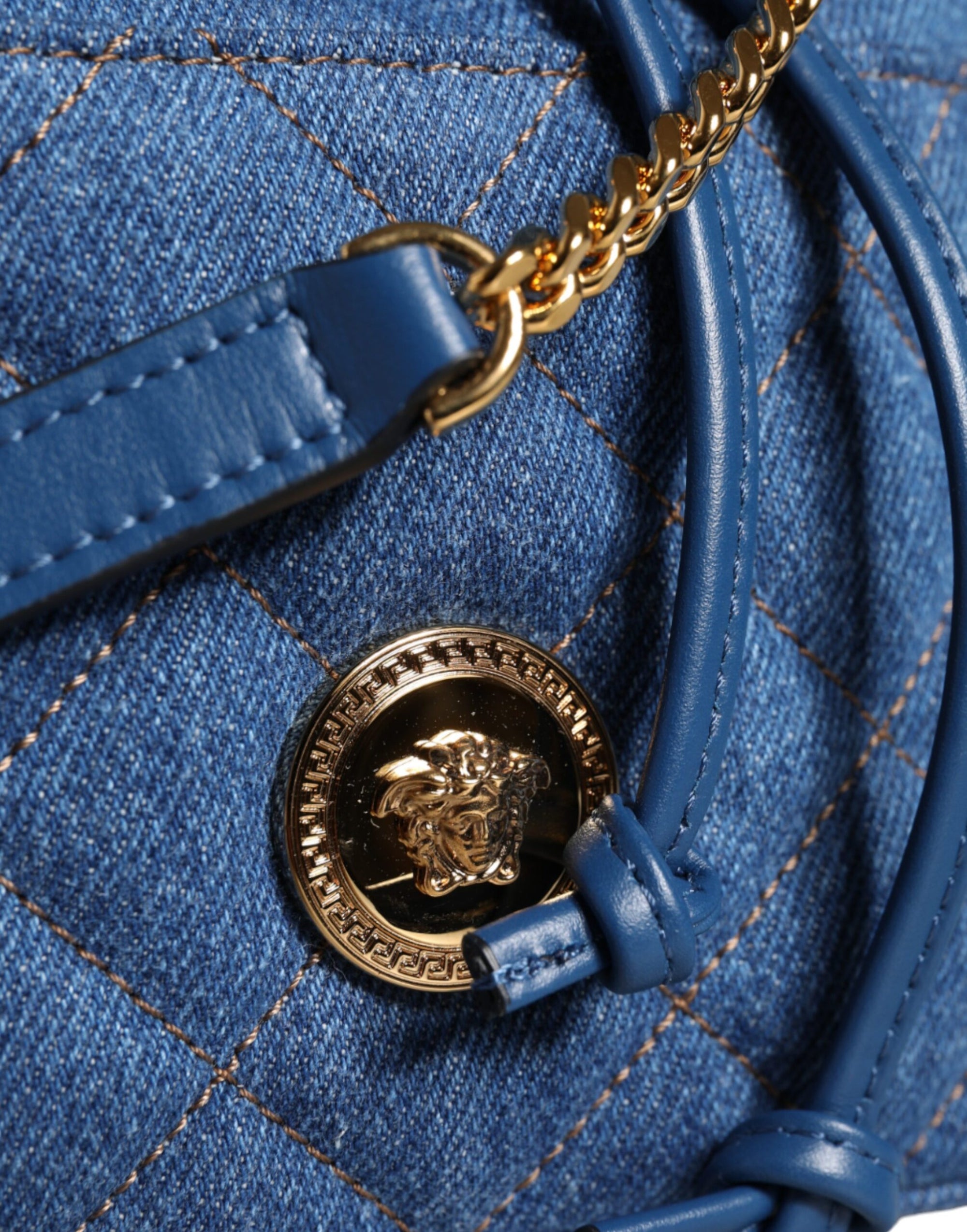 Sac bandoulière en cuir denim matelassé bleu Versace
