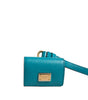 Étui pour Airpods Dolce & Gabbana avec plaque logo verte en cuir et bracelet en métal doré
