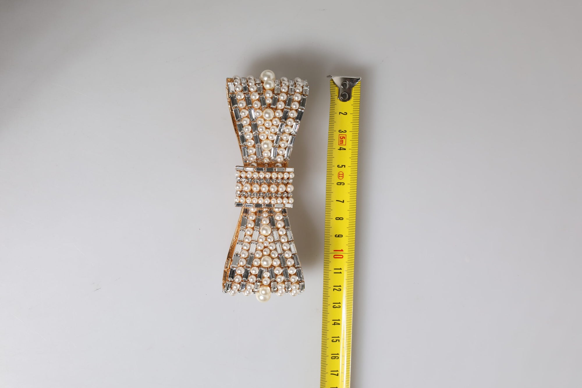 Broche Dolce &amp; Gabbana en laiton doré ornée de fausses perles et de cristaux