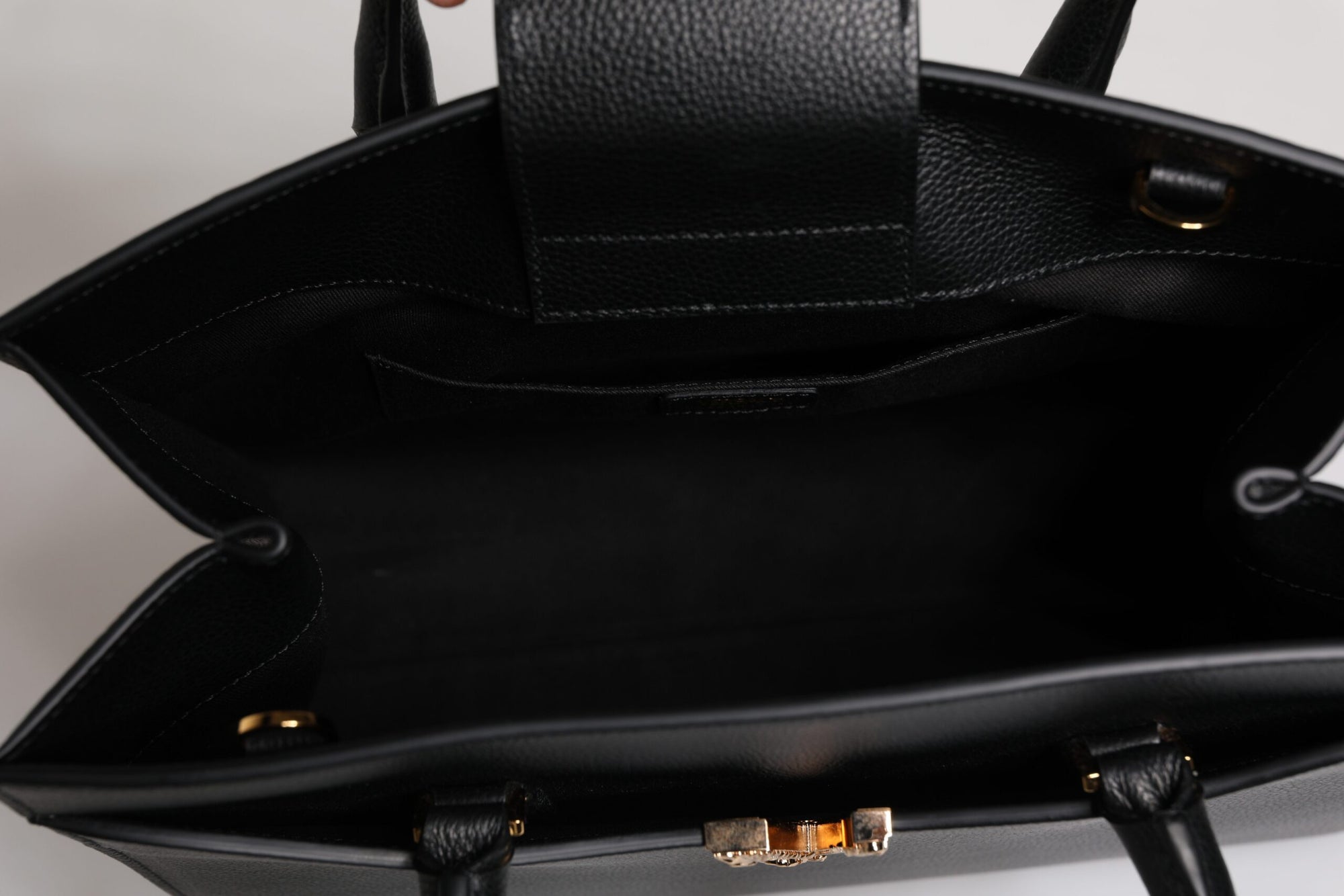 Grand sac à bandoulière en cuir noir Versace avec poignée supérieure