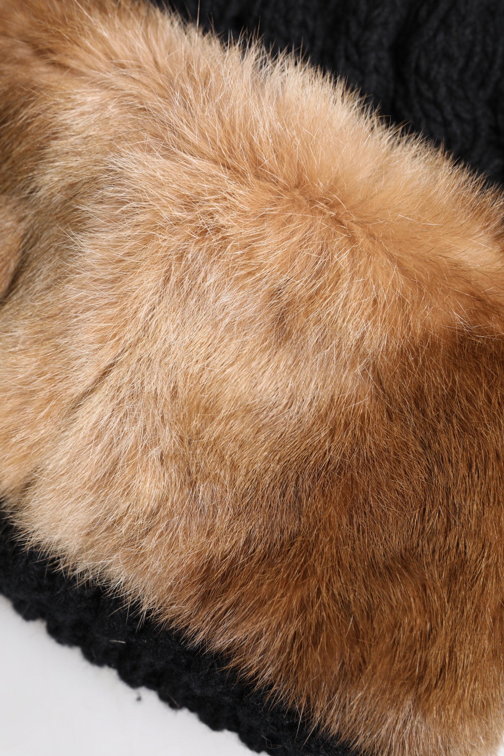 Bonnet d'hiver en fourrure de lapin véritable teintée noir et marron Dolce &amp; Gabbana