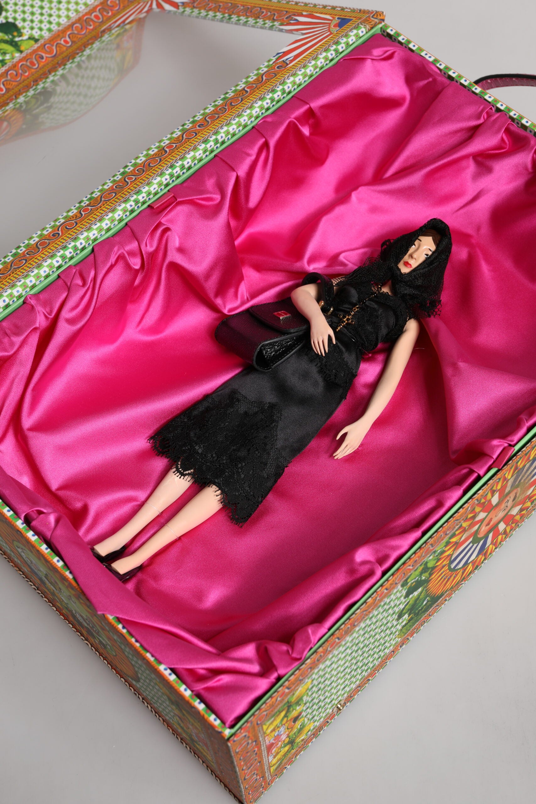 Poupées Dolce &amp; Gabbana en céramique, porcelaine, cuir et robe noire