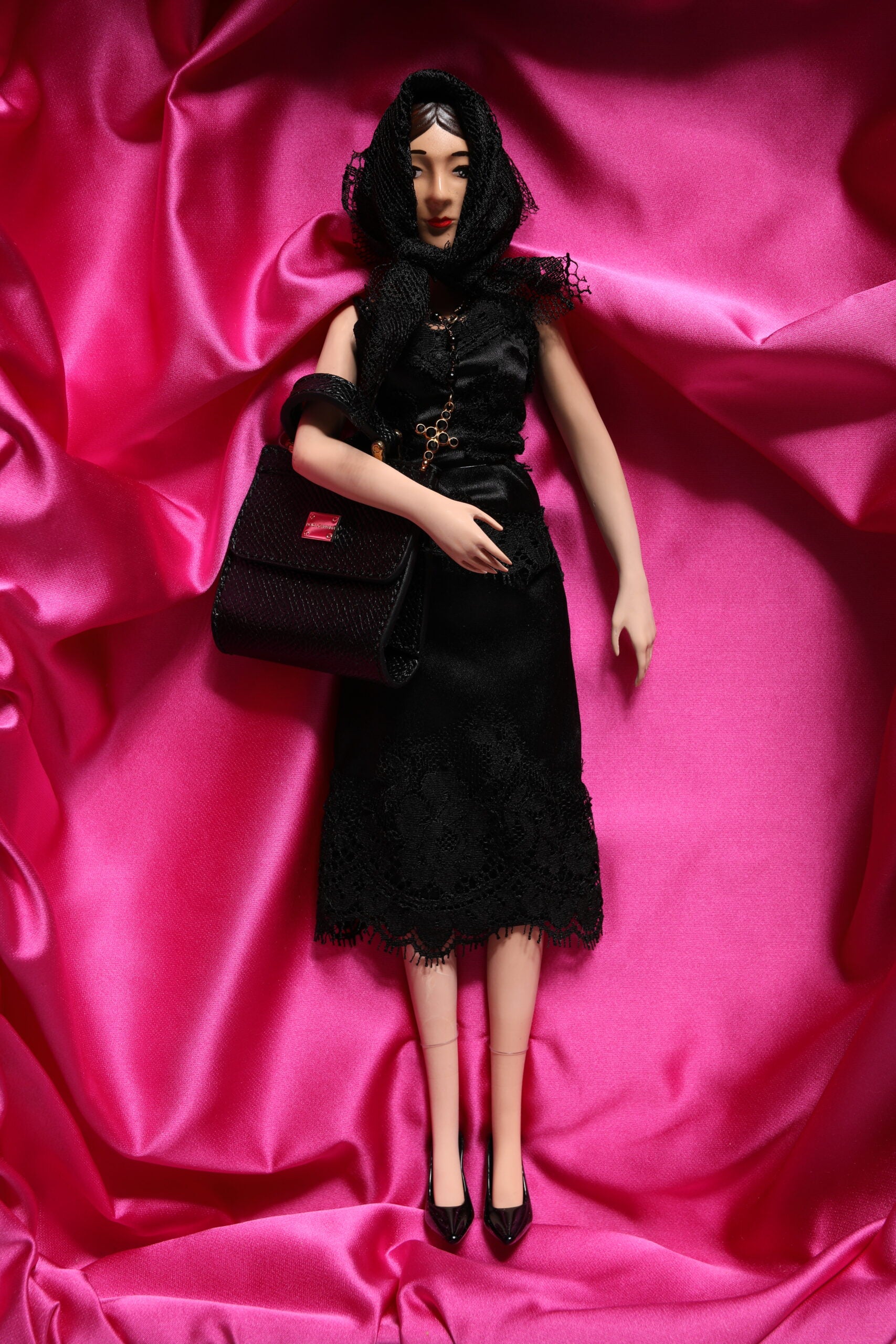 Poupées Dolce &amp; Gabbana en céramique, porcelaine, cuir et robe noire