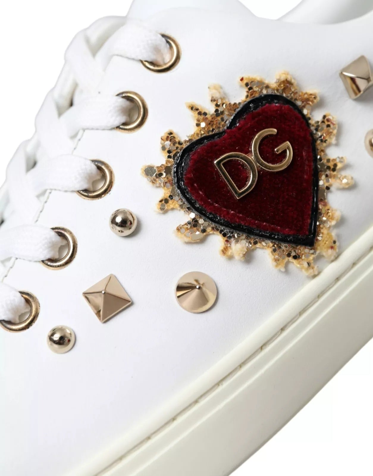 Baskets Dolce & Gabbana en cuir blanc et or avec cœur rouge