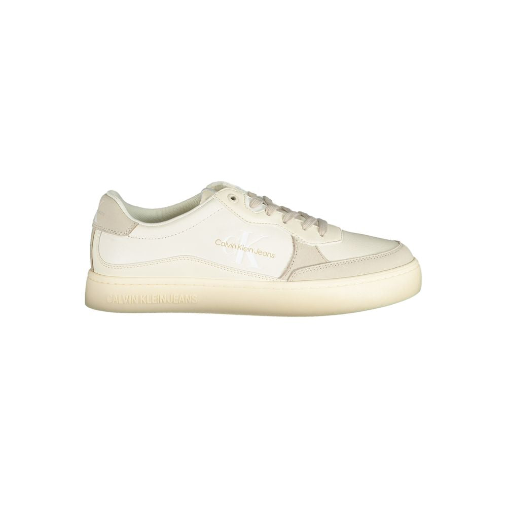 Baskets blanches élégantes Calvin Klein avec détails contrastés