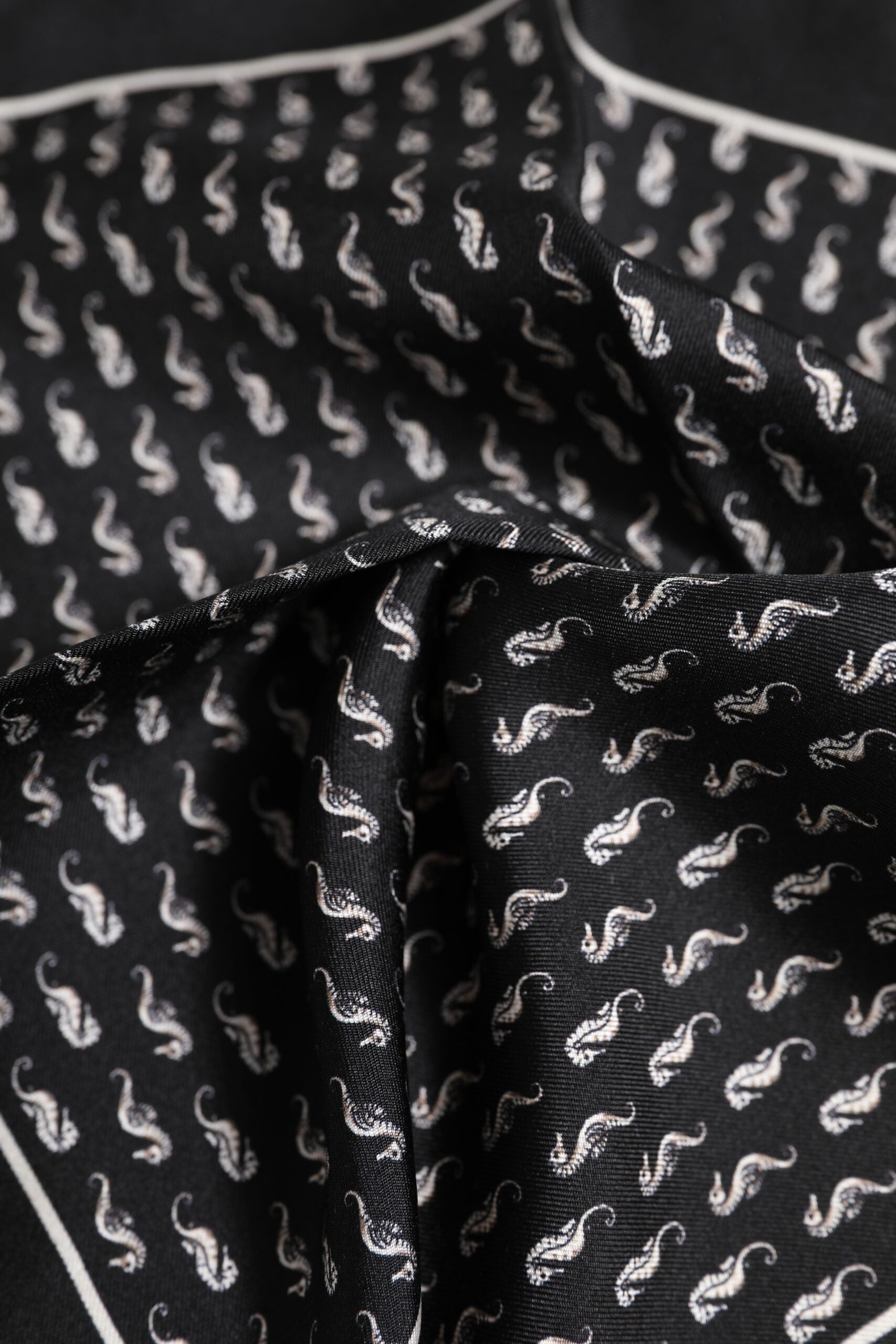 Foulard carré en soie Dolce & Gabbana pour homme, motif hippocampe noir