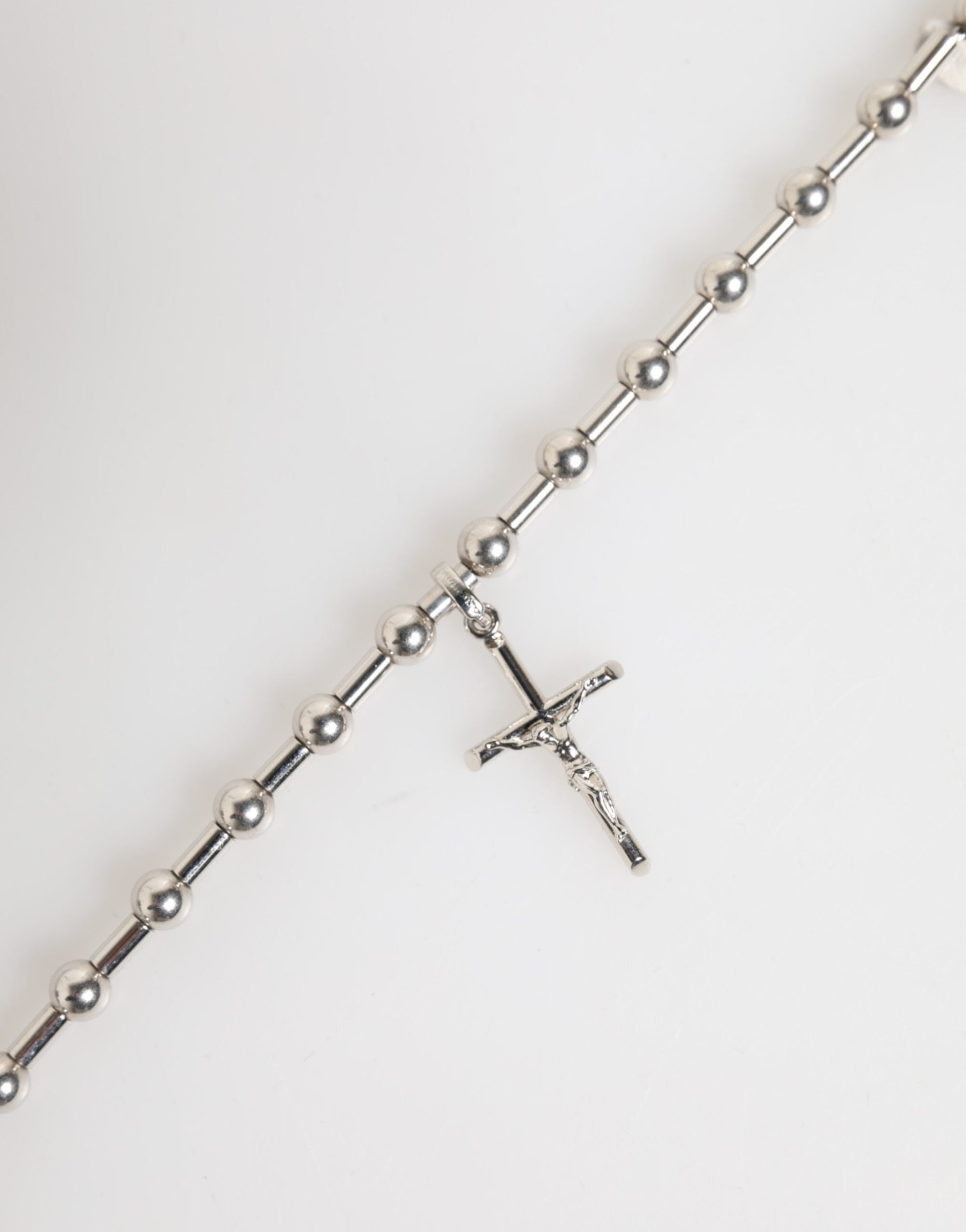 Collier Dolce &amp; Gabbana avec pendentif croix religieuse en laiton argenté