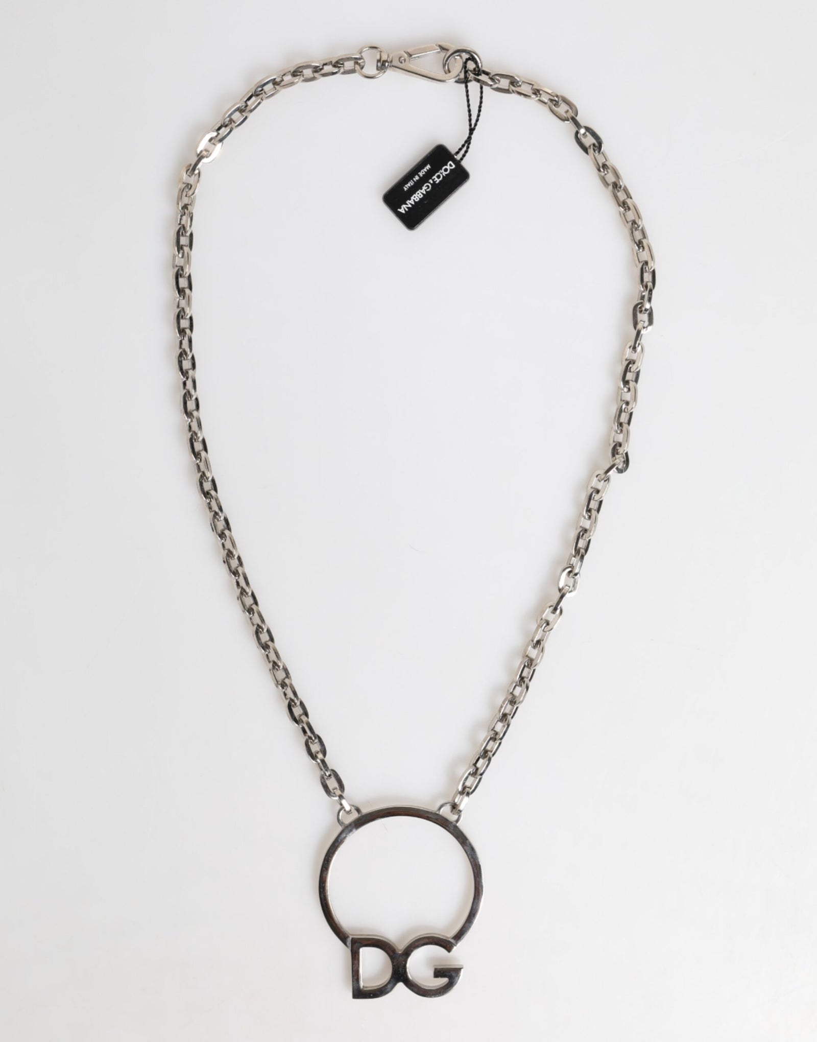 Collier Dolce &amp; Gabbana en laiton argenté avec pendentif logo DG pour homme