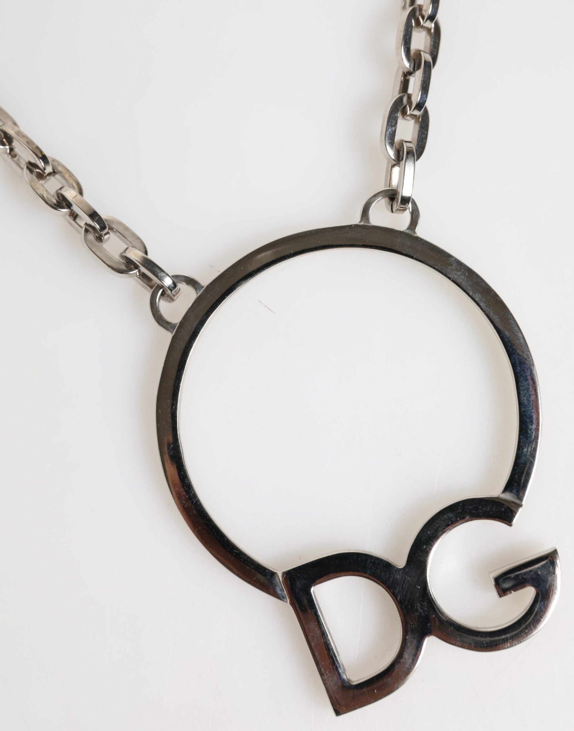Collier Dolce &amp; Gabbana en laiton argenté avec pendentif logo DG pour homme