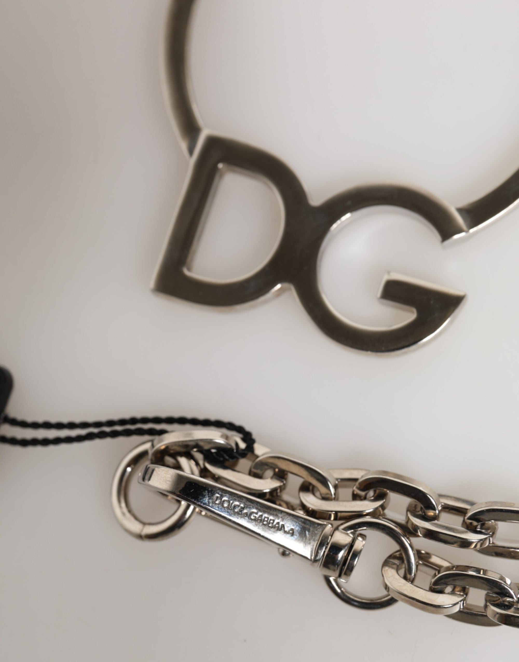 Collier Dolce &amp; Gabbana en laiton argenté avec pendentif logo DG pour homme